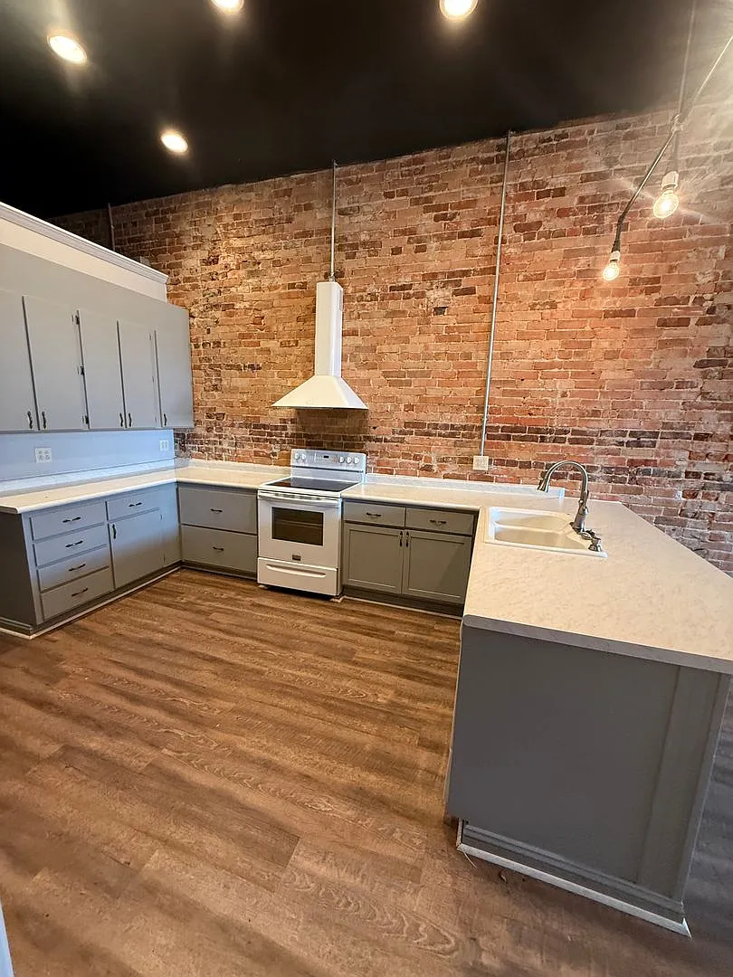 27 W Oak St — Photo 4
