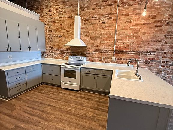 4th image of 27 W Oak St