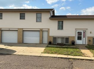 372 8th St SE, Dickinson, ND 58601