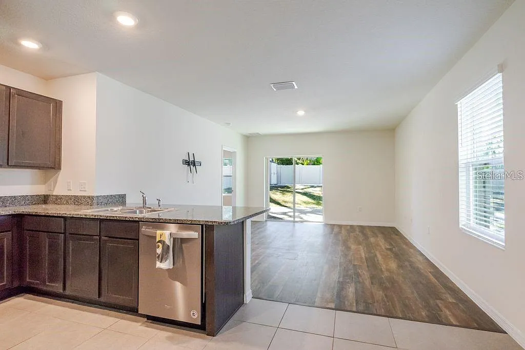 3 bed, 2.0 bath, 1516 sqft, $2,450 — Photo 2