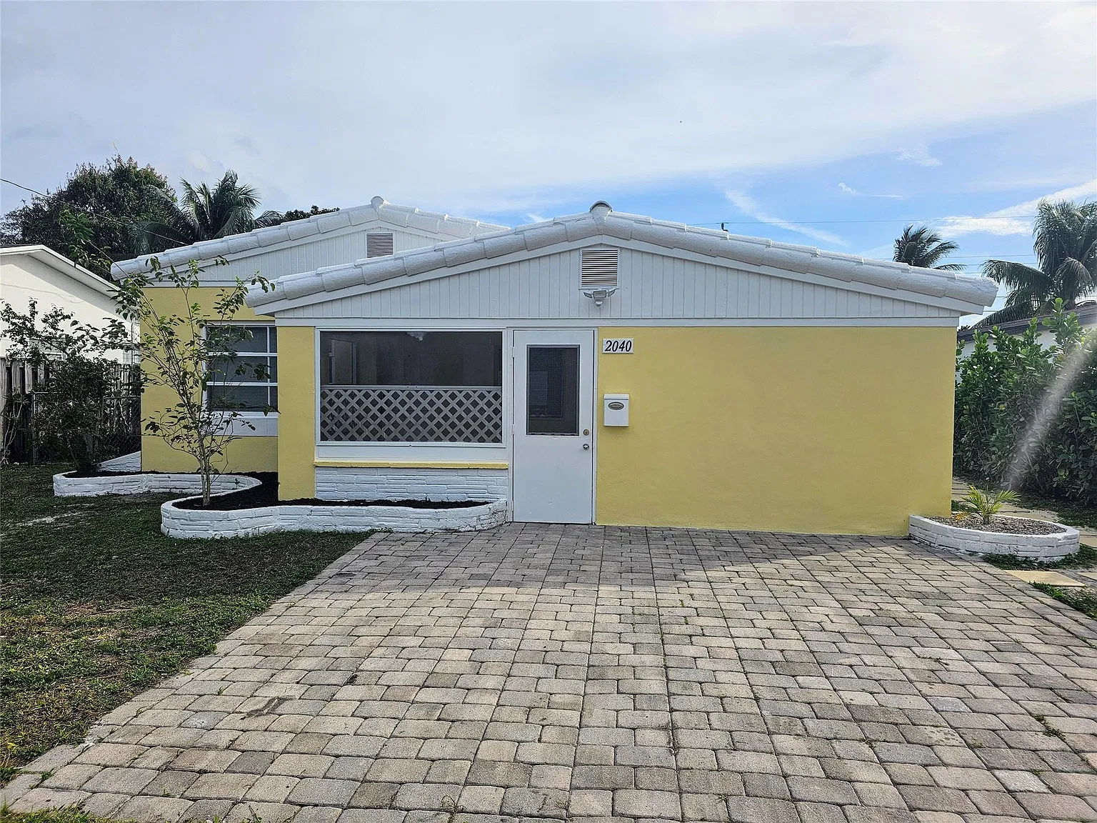 4 bed, 1.0 bath, 1056 sqft, $3,400 — Photo 2