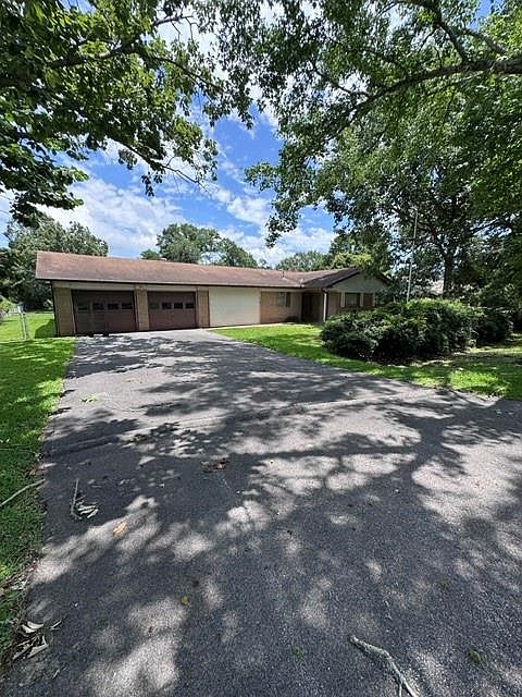 1st image of 616 Pine Cir