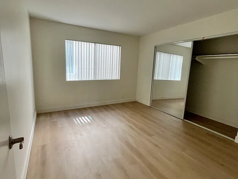 Chateau Studio Village Apartments — Photo 25