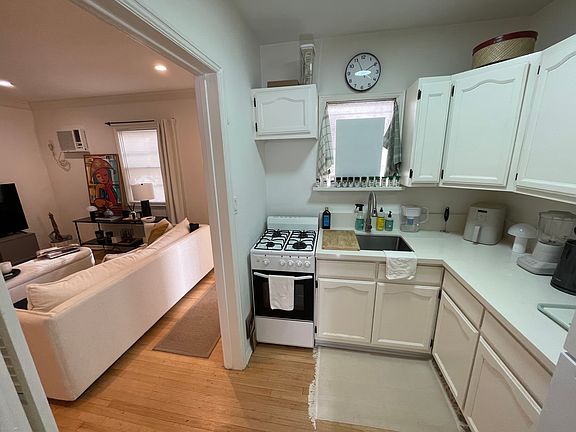 3rd image of 9437 Charleville Blvd