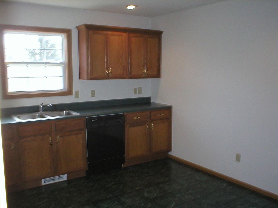 The rest of the kitchen/dining area.