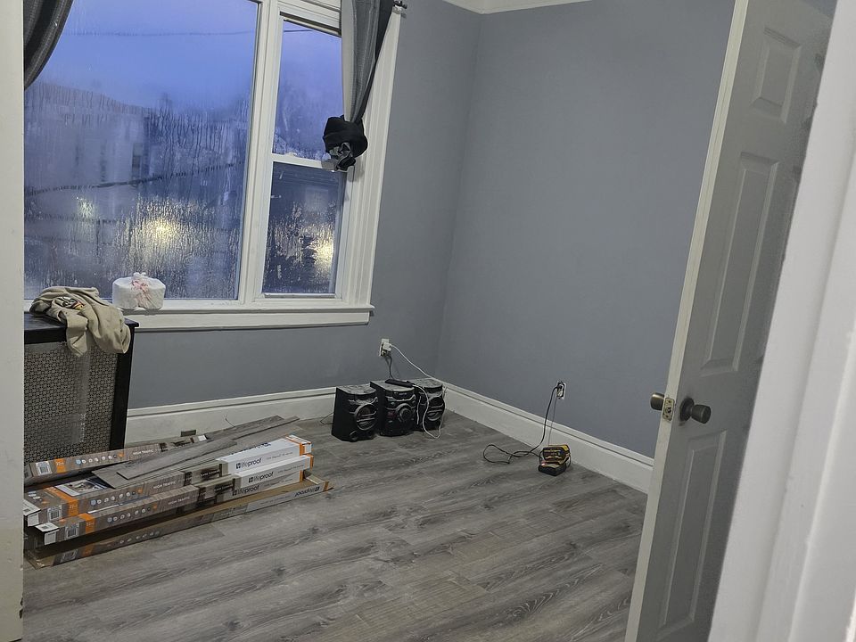 1st image of 28-30 Saint James Pl #2L