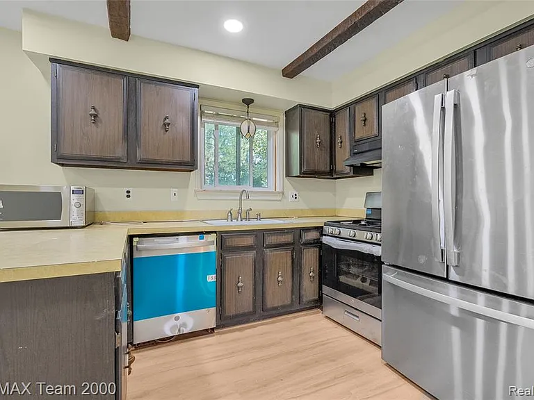 2053 Brookfield St — Photo 10