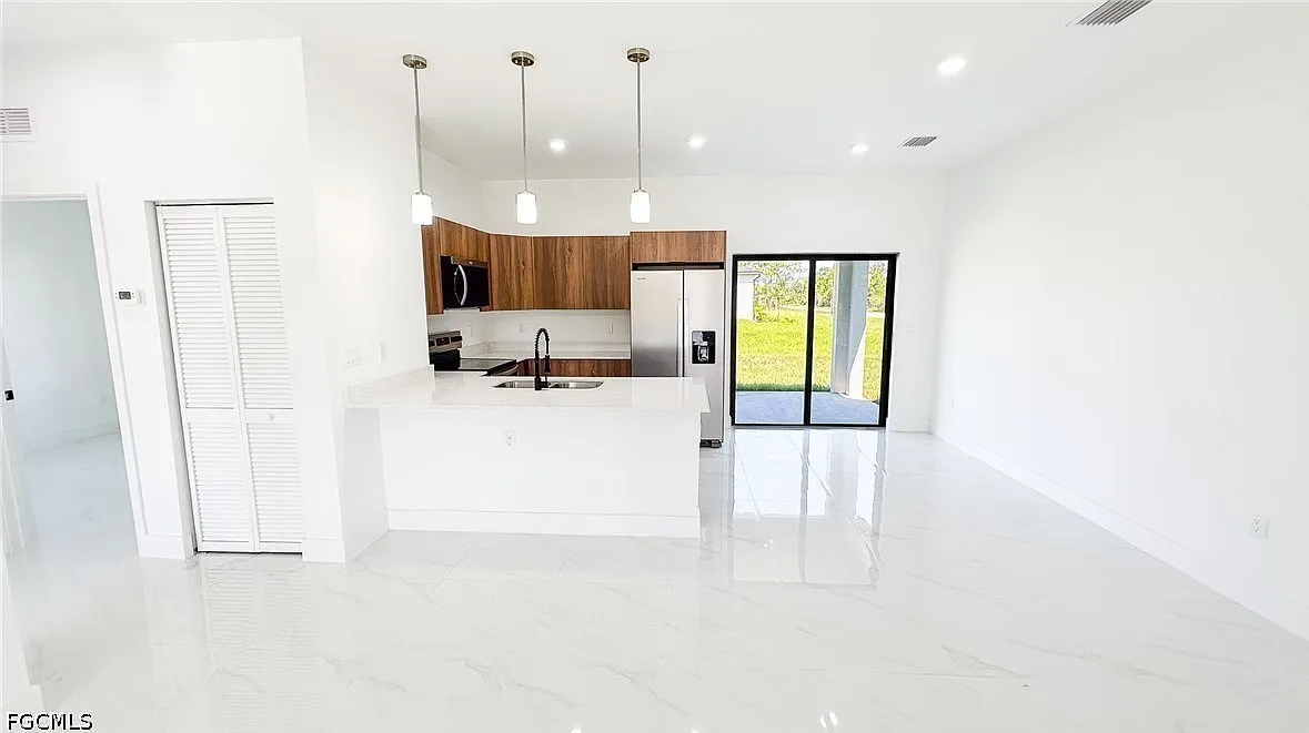 3 bed, 2.0 bath, 1294 sqft, $1,900 — Photo 4
