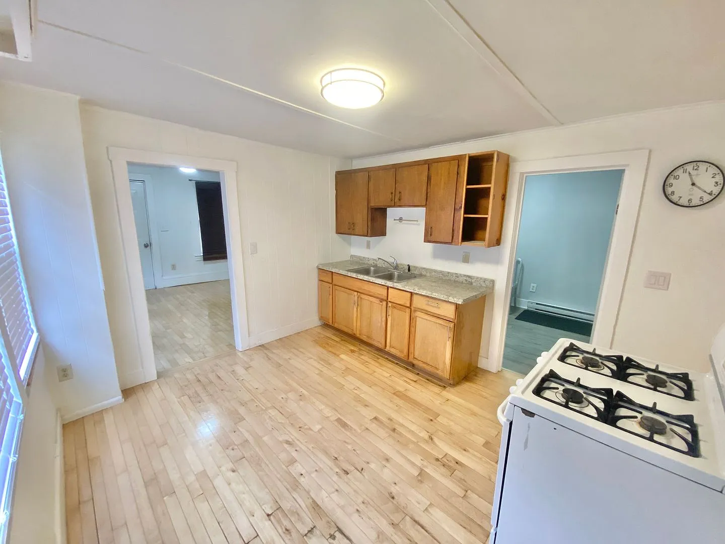 3 Bedroom in Burlington Available NOW! — Photo 3