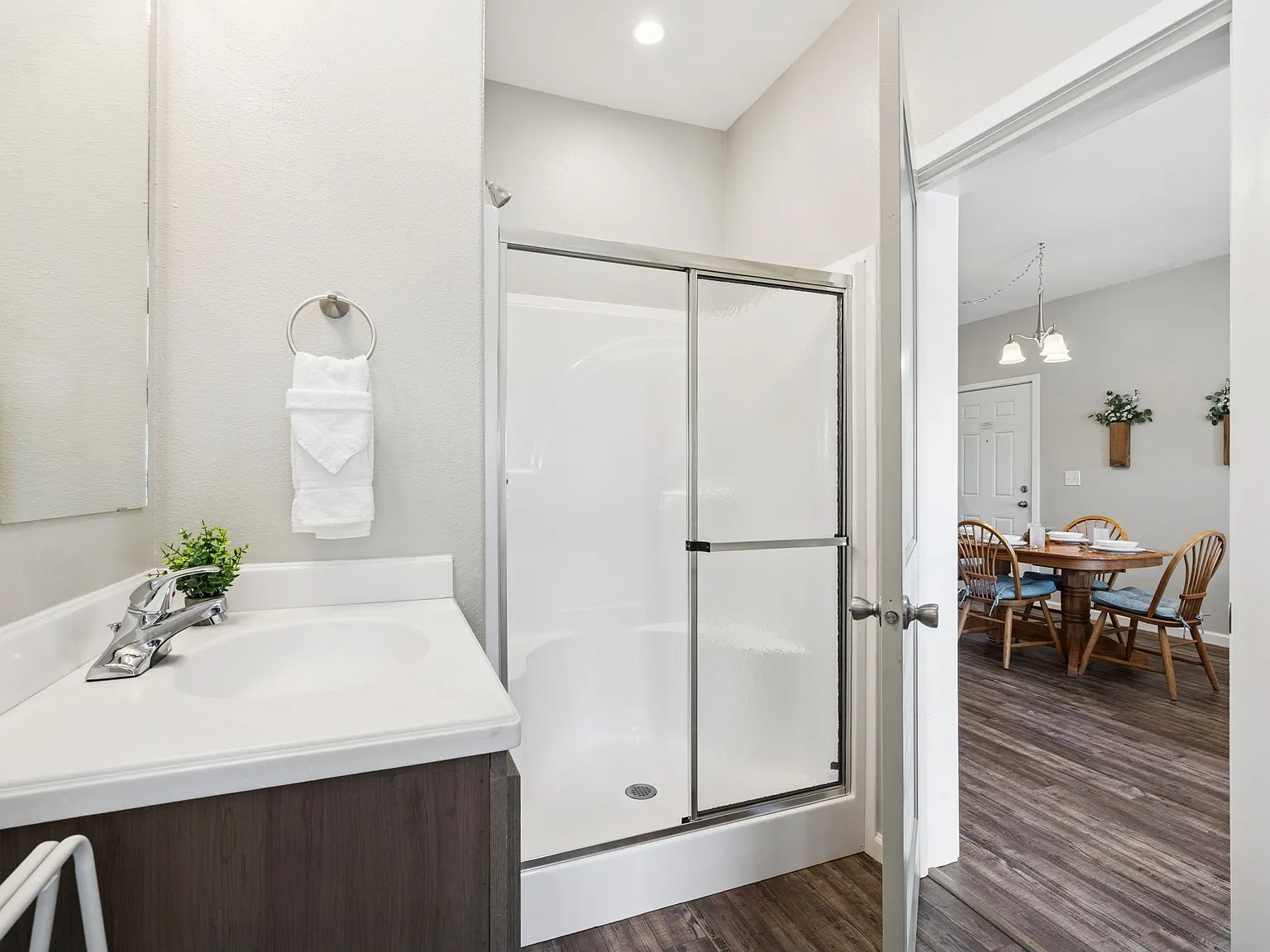 2 bed, 1000 sqft, $3,420 — Photo 2
