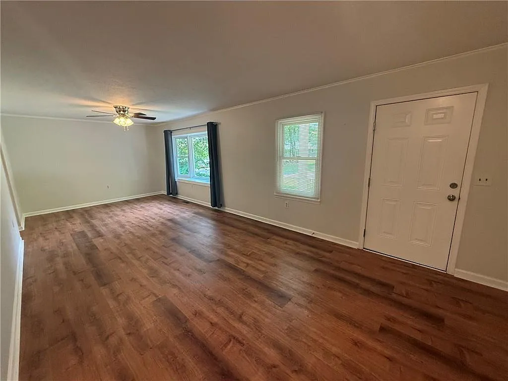 3 bed, 1.0 bath, 1032 sqft, $1,645 — Photo 2