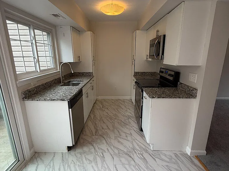 310 Lancaster Sq — Photo 3