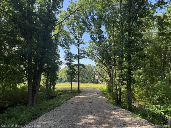 10493 Spring Grv, Brighton, MI 48114