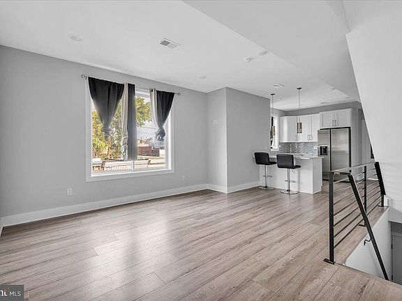 4th image of 2000 E Huntingdon St #3