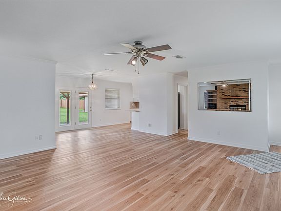 4th image of 1523 Holiday Pl