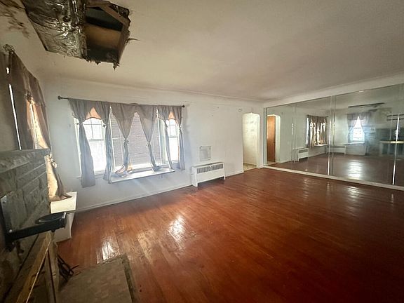 4th image of 19871 Albany Ave