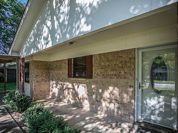 4th image of 415 N Rainbow Dr