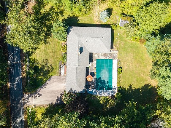 2nd image of 102 Hunting Ln