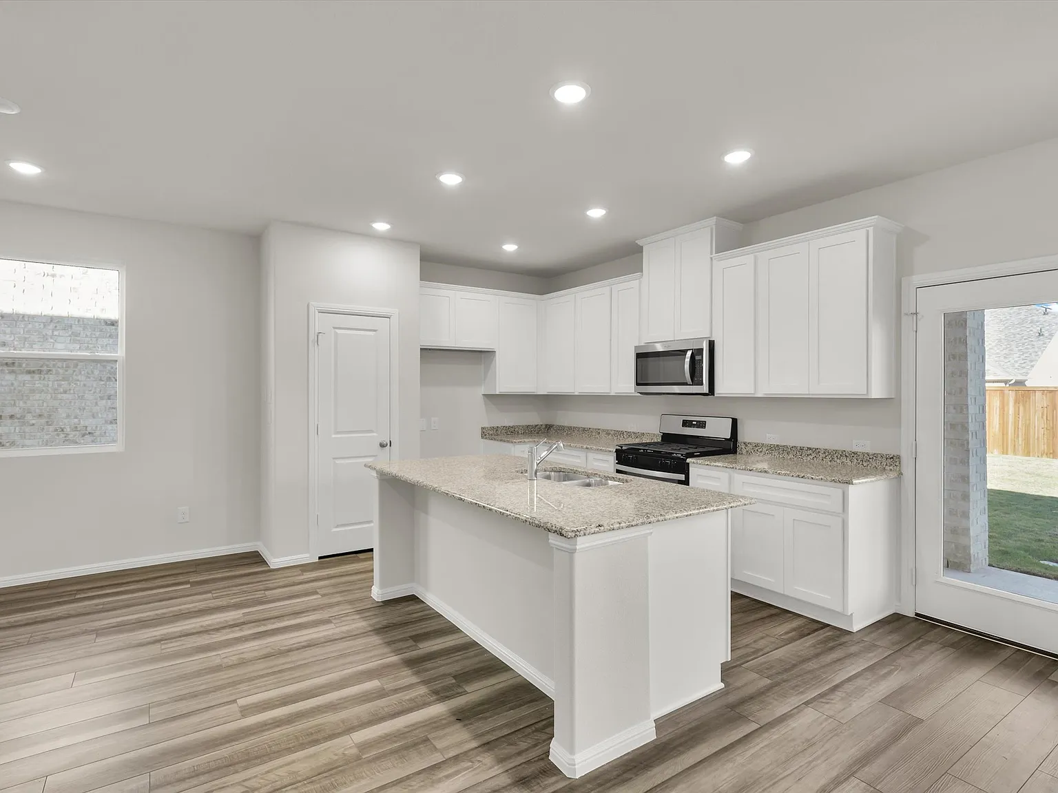 4 bed, 2006 sqft, $2,100 — Photo 2