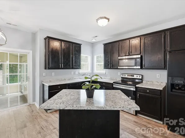 9021 Cedar Run Way, Charlotte, NC 28273