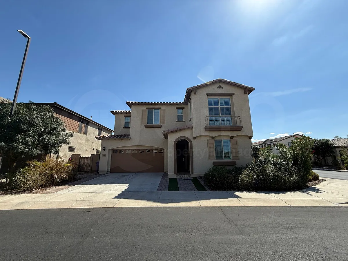 5 bed, 4.5 bath, 3252 sqft, $3,299 — Photo 2