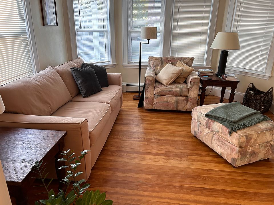 1st image of 224 Albion St Floor 1