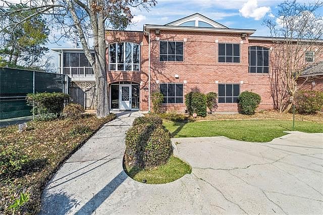 1st image of 632 Village Ln S