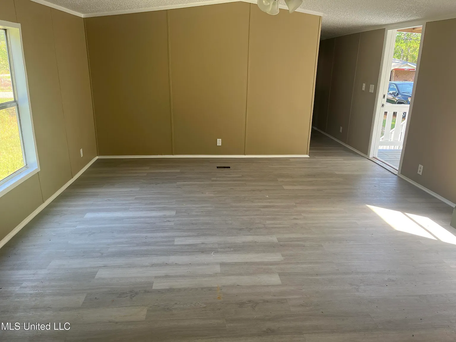 3 bed, 2.0 bath, 1360 sqft, $1,050 — Photo 4