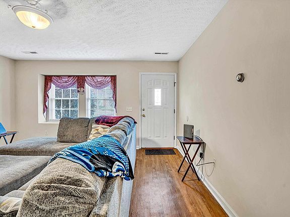 2nd image of 140 Jennifer St