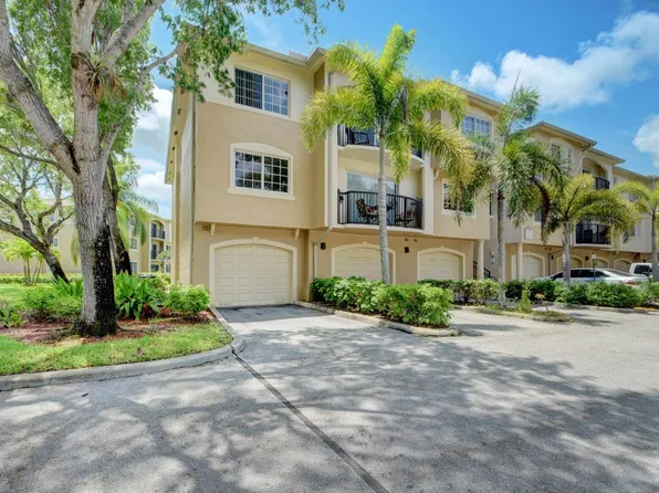 300 Crestwood Court N #307, Royal Palm Beach, FL 33411