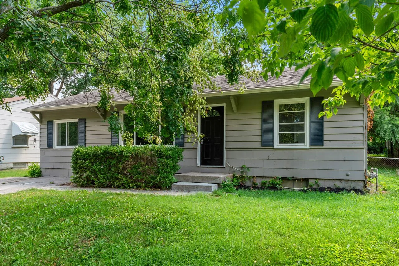 3 bed, 1.0 bath, 1075 sqft, $1,400 — Photo 3