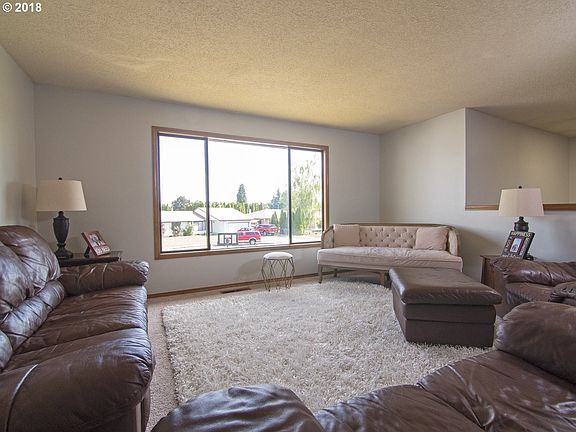 4th image of 826 NE Melinda Ct