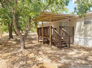 799 4th St, Floresville, TX 78114