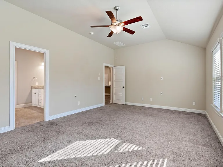 18716 Laurel Hills Dr — Photo 15