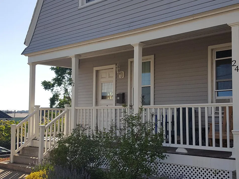 22 Ledyard Ave