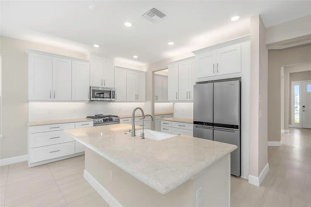 4 bed, 3.0 bath, 2399 sqft, $4,000 — Photo 3