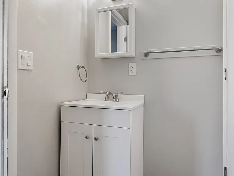 212 Warren St — Photo 10