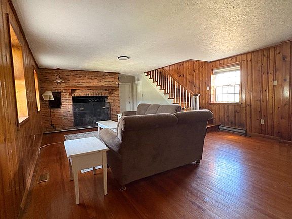 3rd image of 16 Cedar Farm Ln