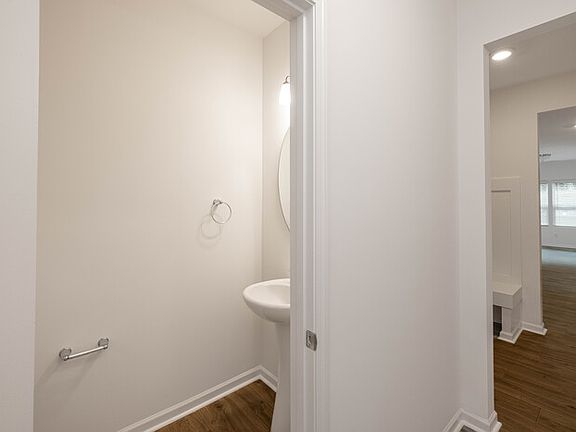 4th image of 549 Elizabeth Ave