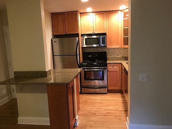 2nd image of 2036 N Larrabee St APT 8104