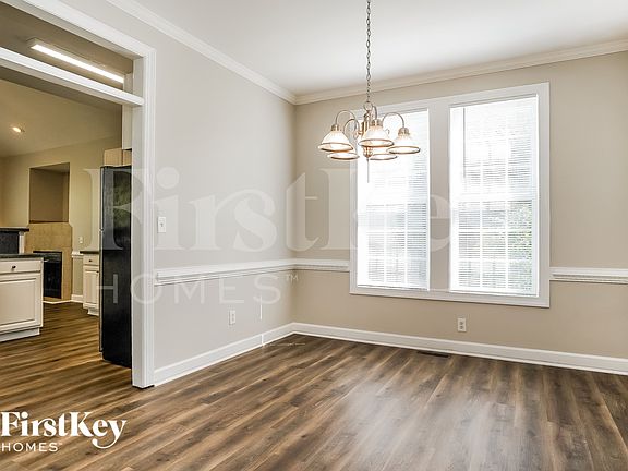 5th image of 218 Sweetbriar Ct