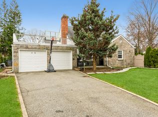 18 Oak Dr, New Hyde Park, NY 11040