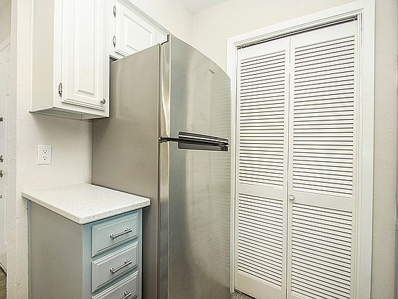 5th image of 1104 Riverchase Ln Unit 204