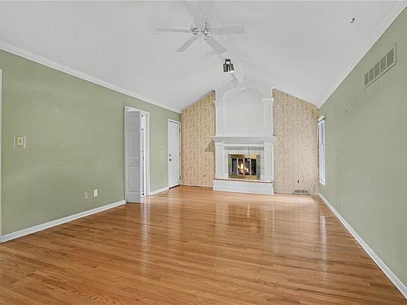 5th image of 2100 Crescent Dr