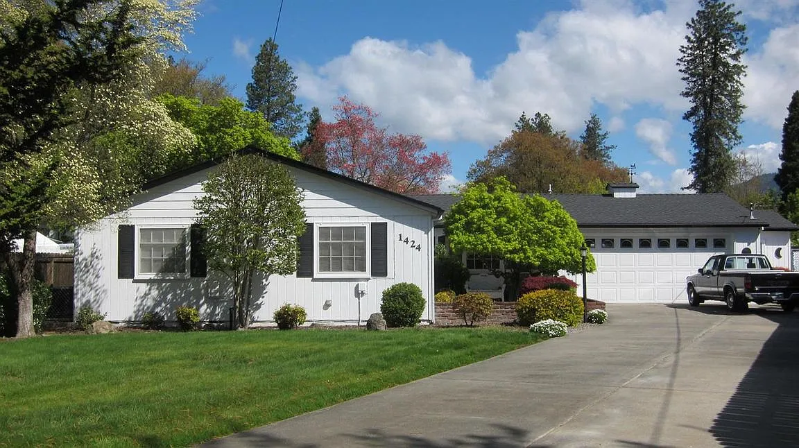 1424 SW Cypress St photo 1