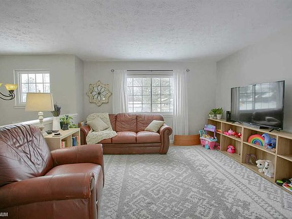 4th image of 200 Woodlake Dr