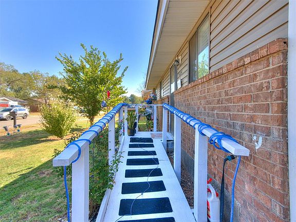 4th image of 604 Meadowlake Dr