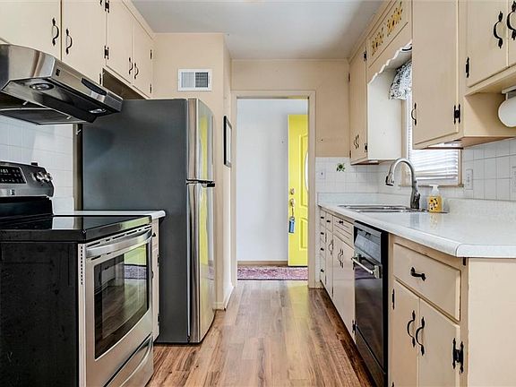 4th image of 8819 W 88th St