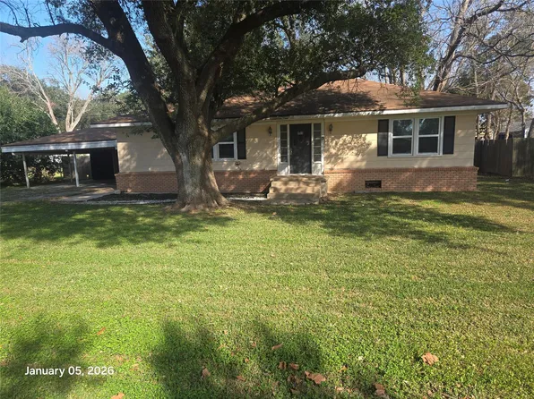 515 Breezy Ln, Wharton, TX 77488