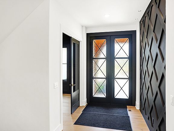 3rd image of 15876 Oak Park